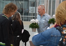 Ton Koers vertelt met veel enthousiasme over de cyclamen, die de markt kent als de Cyclamen Super Series.